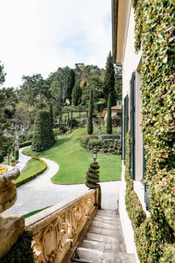 Park manzaralı Villa Balbianello 'nun basamakları ve oyulmuş merdiveni. İtalya