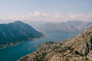 Körfezin kıyısındaki eski Kotor kasabası. Lovcen Dağı 'ndan Görünüm