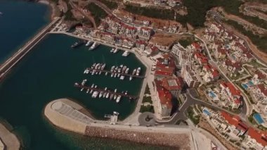 Lustica Körfezi 'ndeki binaların insansız hava aracı görüntüsü.