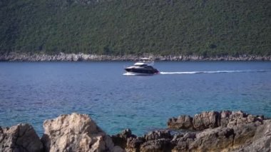 Motor yatı Kotor Körfezi boyunca yelken açar.