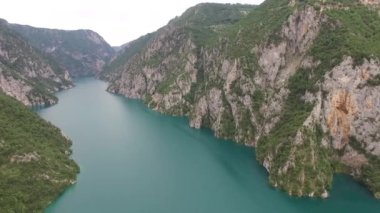 Piva Gölü 'nün çevresindeki yeşil dağlar. Drone görünümü