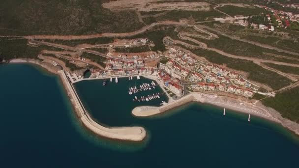 Drone uitzicht op de baai van Lustica jachthaven met afgemeerde boten — Stockvideo