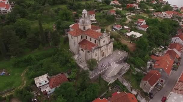 Panoramatický pohled na kostel Narození Panny Marie v Prcanji. Dron — Stock video