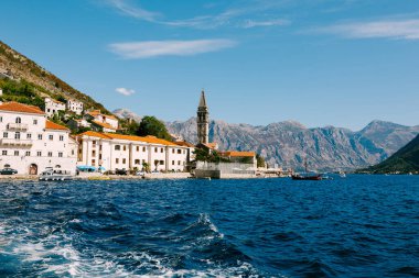 Perast 'in arka planına karşı Kotor Körfezi' nin mavi suyu. Karadağ