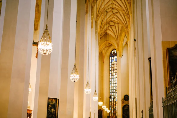 Vysoké klenuté klenby v katedrále Frauenkirche. Mnichov — Stock fotografie