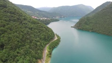 Piva Gölü boyunca otobanın insansız hava aracı görüntüsü
