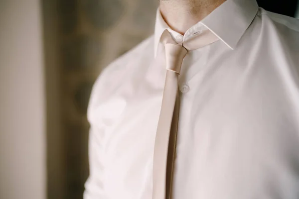 Hombre con corbata y camisa blanca. Primer plano —  Fotos de Stock