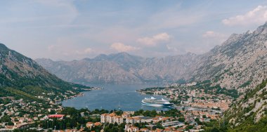 Lovcen Dağı 'ndan eski Kotor kasabasının yakınındaki demirli kaleye bakın.