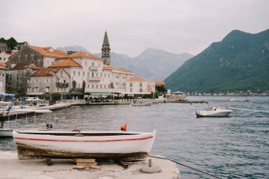 Ahşap tekne Perast İskelesi 'nde. Karadağ