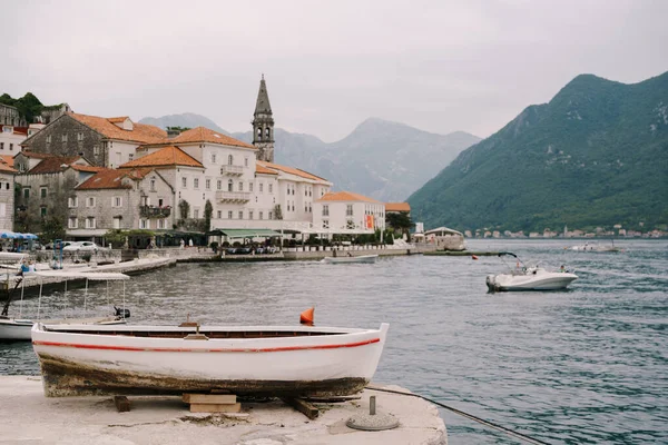 El barco de madera está en el muelle de Perast. Montenegro —  Fotos de Stock