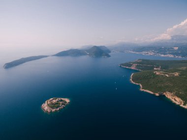 Adadaki Mamula Kalesi, Karadağ dağlarının arka planına karşı. Kotor Körfezi