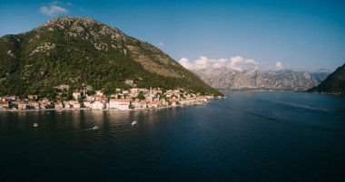 Kotor Körfezi kıyısındaki dağın eteğinde. Karadağ