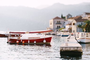Rıhtımda demirli balıkçı tekneleri. Perast. Karadağ. Yüksek kalite fotoğraf