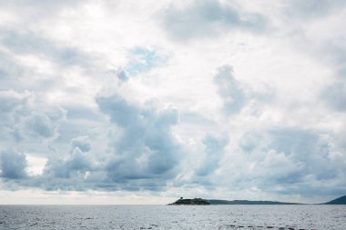Kotor Körfezi 'ndeki Mamula Adası bulutlu bir gökyüzünün arka planına karşı. Karadağ. Yüksek kalite fotoğraf