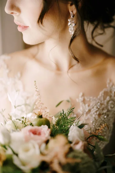 Bride in a dress with a bouquet of flowers. Close-up — Stock Photo, Image