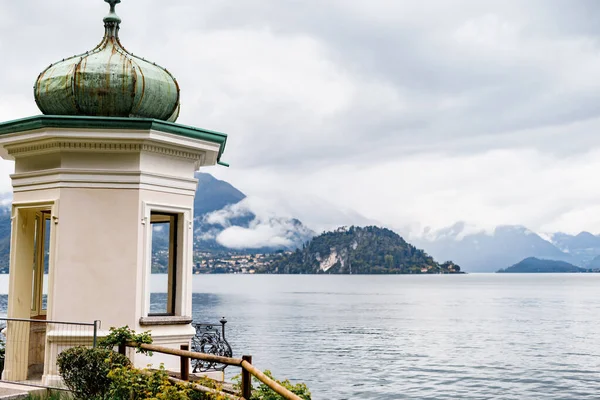 Runt lusthus med kupol vid Comosjön. Villa Monastero, Italien — Stockfoto