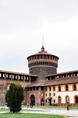 Castello Sforzesco kalesinin avlusunda. Milan, İtalya