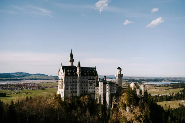 Schloss Neuschwanstein auf einem Hügel vor blauem Himmel. Deutschland — Stockfoto