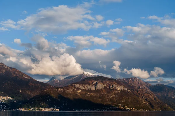 Alpina berg nära Comosjön. Italien — Stockfoto
