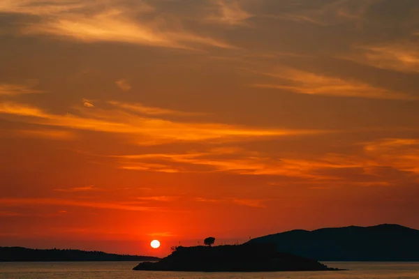 Roter Sonnenuntergang auf der Insel Mamula. Montenegro — Stockfoto