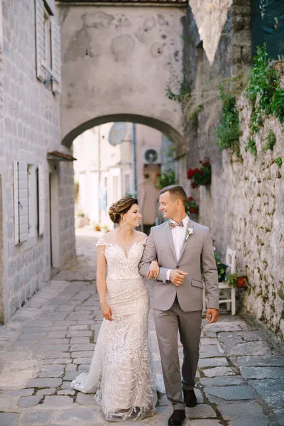 A menyasszony és a vőlegény az óváros keskeny utcáin sétálnak. — Stock Fotó