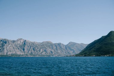 Gökyüzü ile Kotor Körfezi arasındaki dağlar. Perast 'ten görüntü. Karadağ