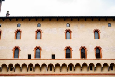 Castello Sforzesco duvarında kemerli pencereler ve pervazlar. Milan, İtalya