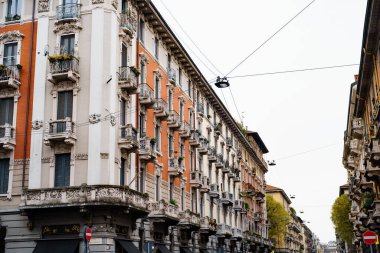 Binanın ön cephesine taş balkonlar oyulmuş. Milan, İtalya