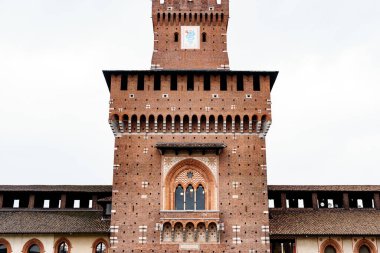 Castello Sforzesco 'nun kare tuğla kulesi. Milan, İtalya