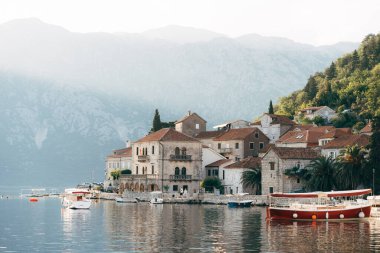 Gemiler Perast sahiline demirlemiş. Karadağ
