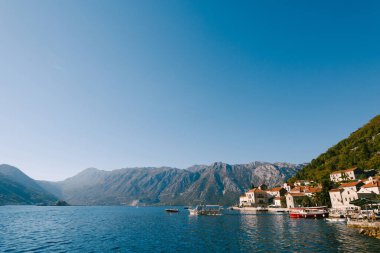 Dağların ve Perast sahillerinin üzerinde parlak mavi gökyüzü. Karadağ