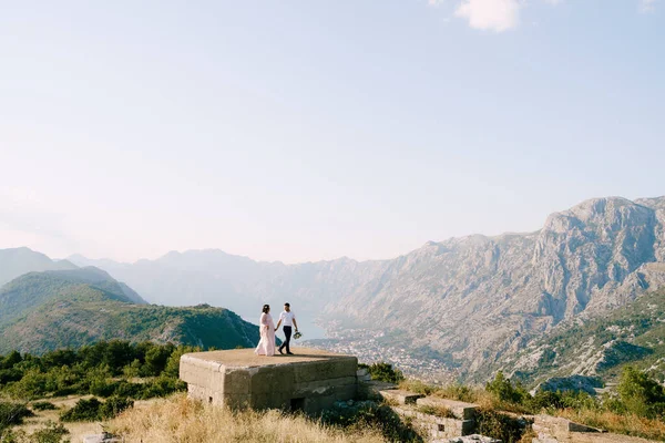 Noiva e noivo estão no forte Gorazda contra o fundo das montanhas. Drone. — Fotografia de Stock