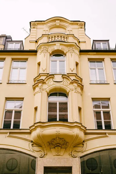 Piękny stary budynek z balkonami wzorzyste w Max Joseph Platz, Monachium — Zdjęcie stockowe