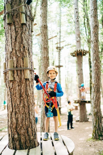 Junge mit Sicherheitsausrüstung steht auf Holzplattform — Stockfoto