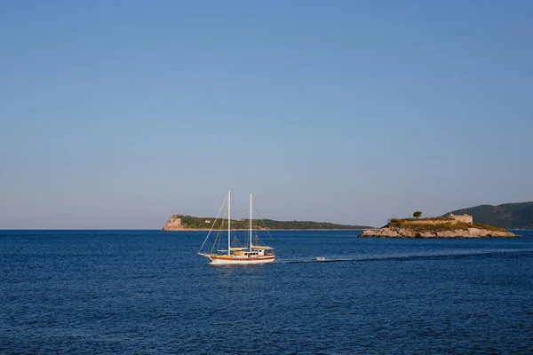 Το ιστιοφόρο περνάει το νησί Μαμούλα. Μαυροβούνιο — Φωτογραφία Αρχείου