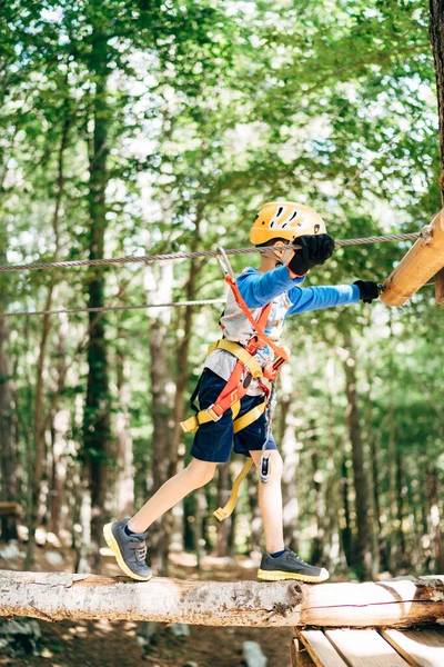 Junge läuft auf dem hölzernen Luftweg zur Holzplattform — Stockfoto