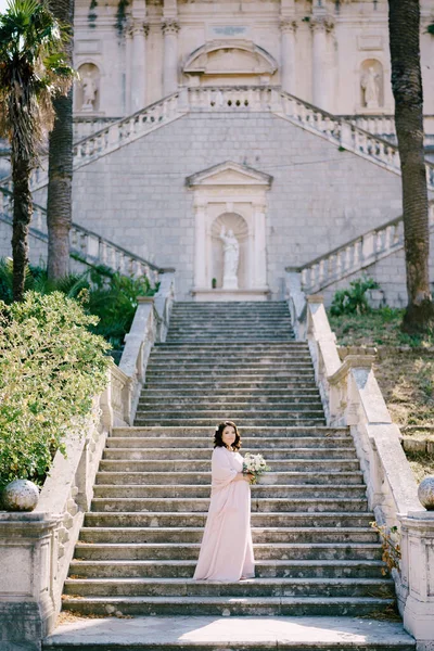 Menyasszony egy csokor áll a lépcsőn egy luxus villa — Stock Fotó