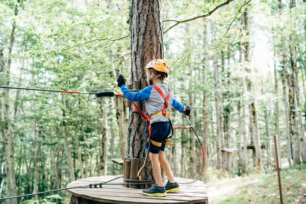 Junge läuft über Holzplattform zur Seilrutsche — Stockfoto