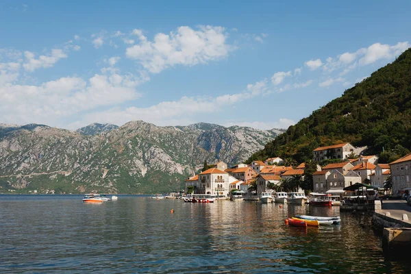 Лодки на пирсе Пераст на фоне гор. Черногория — стоковое фото