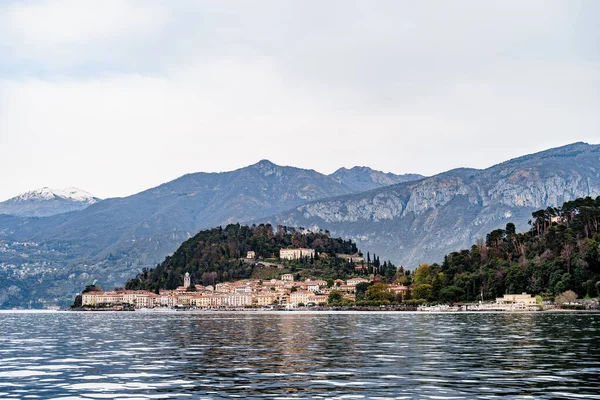 Dyra villor på stranden av sjön Como med berg i bakgrunden. Bellagio, Italien — Stockfoto