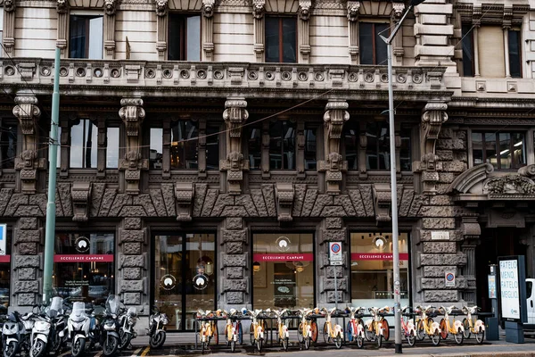 Před krásným domem jsou zaparkovaná kola a motocykly. Milan, Itálie — Stock fotografie