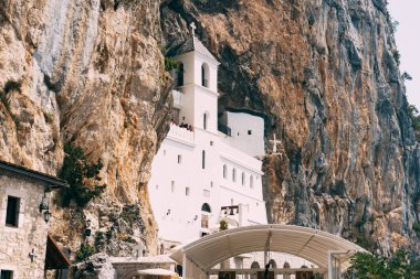 Kayadaki Ostrog Manastırı cephesi. Karadağ
