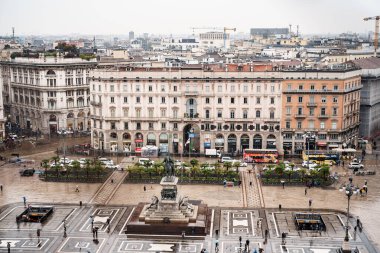Piazza Duomo ve Victor Emmanuel II 'nin binicilik anıtı. Milan, İtalya