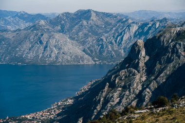 Lovcen Dağı 'nın zirvesinden Kotor Körfezi kıyısına. Karadağ
