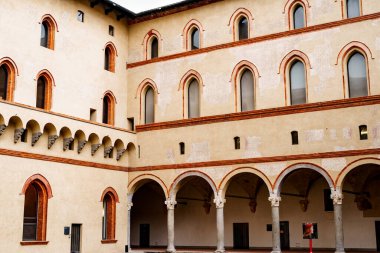 Castello Sforzesco 'nun avlusunda kemerli kasaları olan Portico. Milan, İtalya
