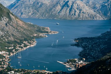 Kotor Körfezi açıklarındaki yatlarda Lovcen Dağı 'nın manzarası. Karadağ