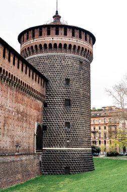 Castello Sforzesco 'nun yuvarlak taş kulesi. Milan, İtalya