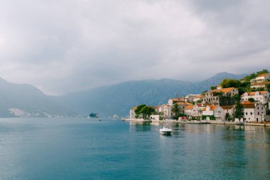 Tekne Perast kıyısından geçiyor. Karadağ
