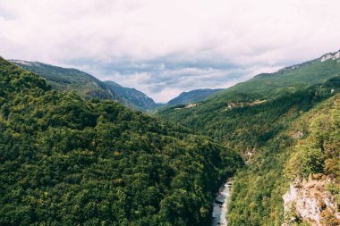 Tara Nehri dağlardaki bir kanyonun altından akar. Karadağ