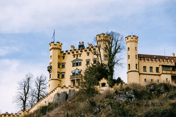 Castello Hohenschwangau nelle Alpi bavaresi contro il cielo blu. Paesi Bassi — Foto Stock